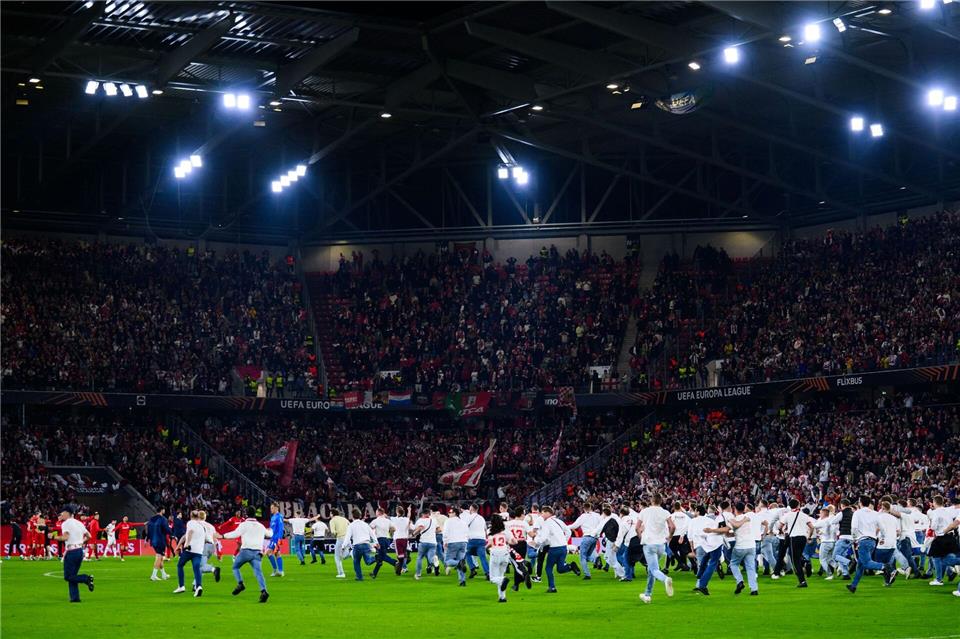 Fans des SC Freiburg stürmten nach Schlusspfiff den Platz und jubelten über den Einzug ins Europa-League-Finale. (Archivbild)Tom Weller/dpa