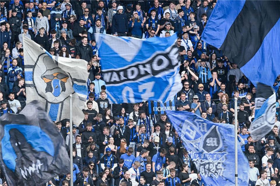 Fans des SV Waldhof Mannheim. (Symbolbild)Uwe Anspach/dpa