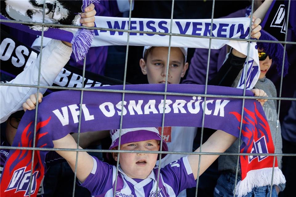 Fans des VfL Osnabrück beim Spiel gegen den SC Verl.David Ebener/dpa