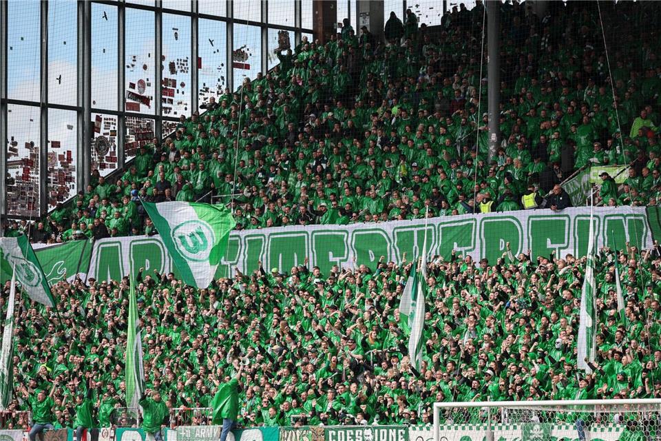 Fans des VfL Wolfsburg feiern in Hamburg ihre Mannschaft.Christian Charisius/dpa