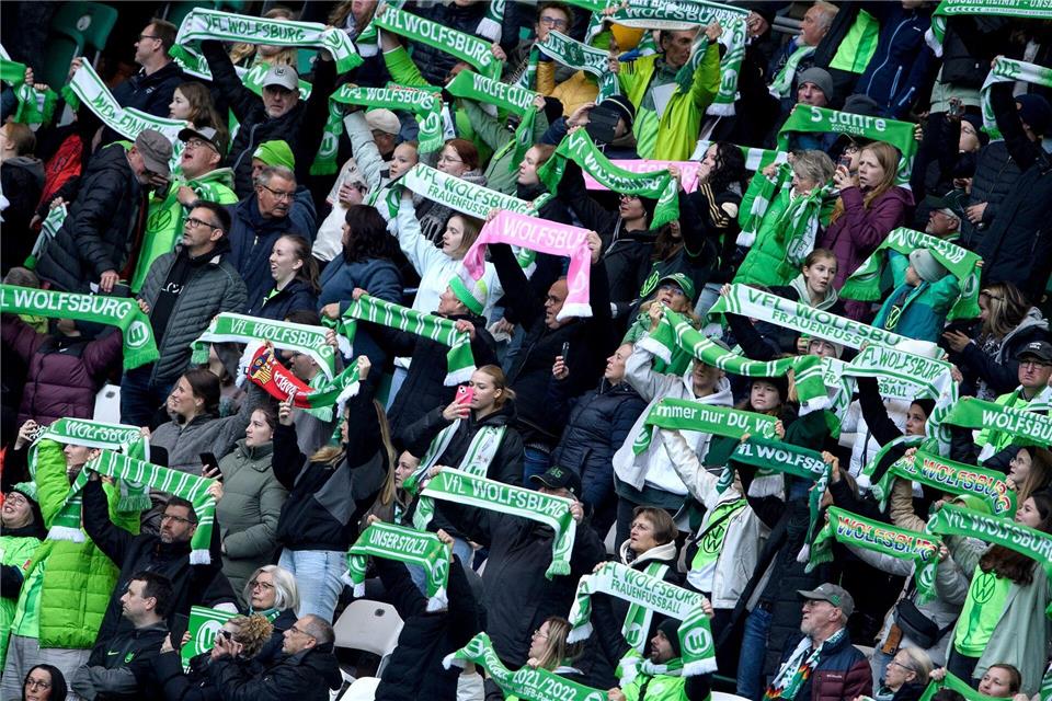 Fans des VfL Wolfsburg.Swen Pförtner/dpa