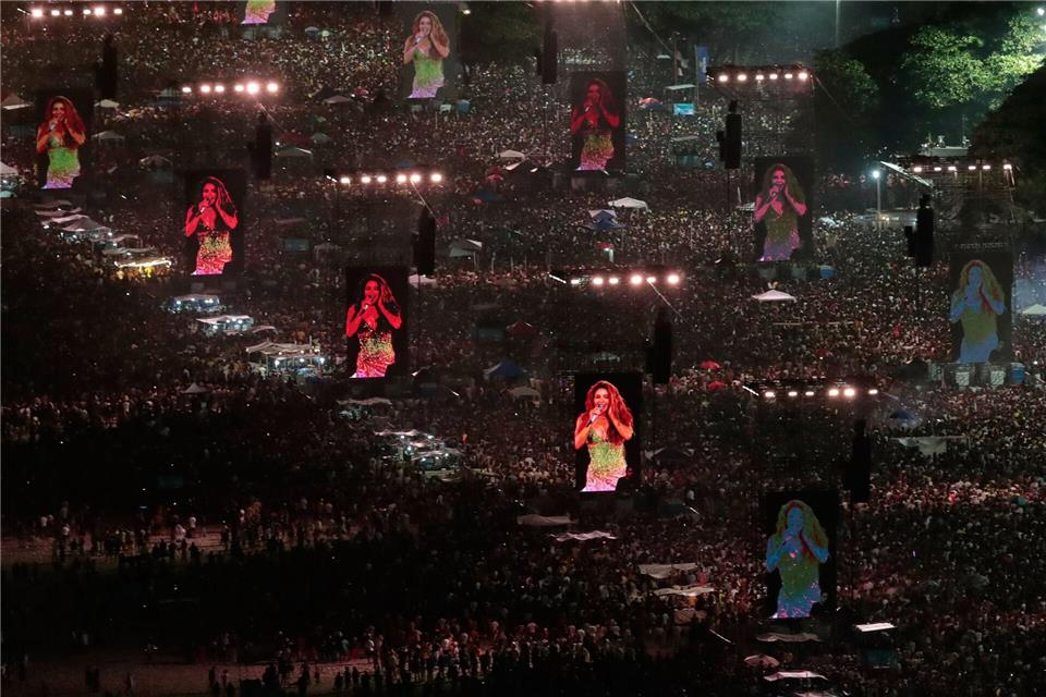 Fans drängen sich am Ufer der Copacabana in Rio, um ein kostenloses Konzert von Shakira zu sehen.Bruna Prado/AP/dpa
