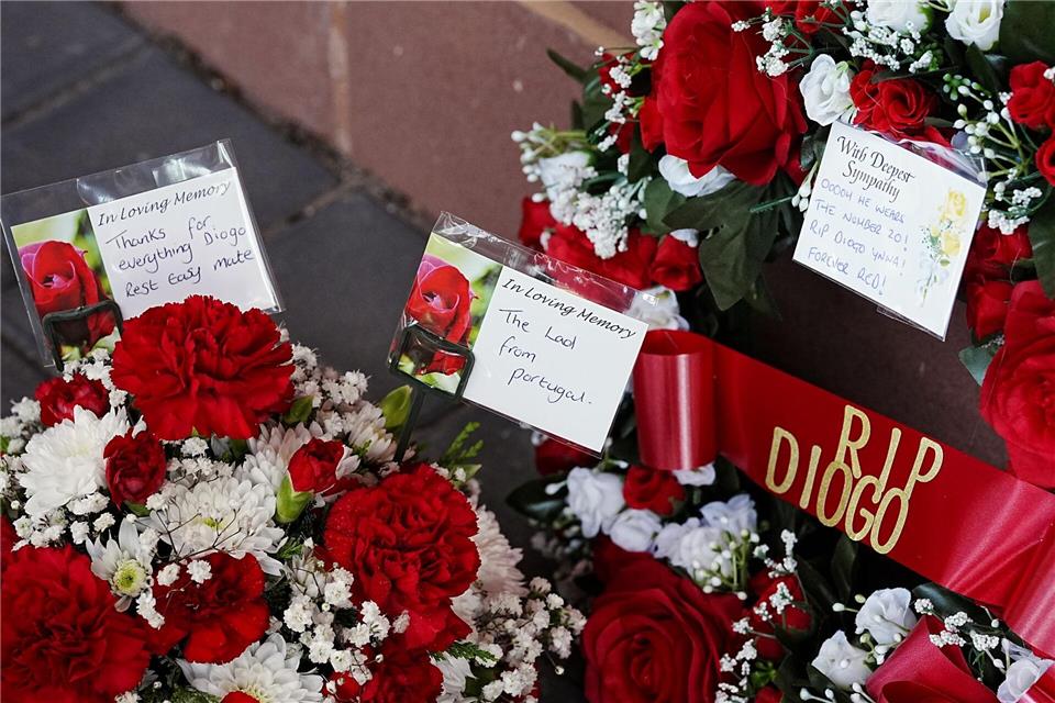Fans drückten in Liverpool ihre Trauer aus.Peter Byrne/PA Wire/dpa