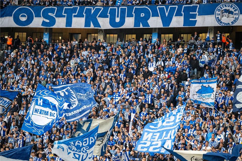 Fans feiern ihren Verein im Berliner Olympiastadion. (Archivbild)Soeren Stache/dpa