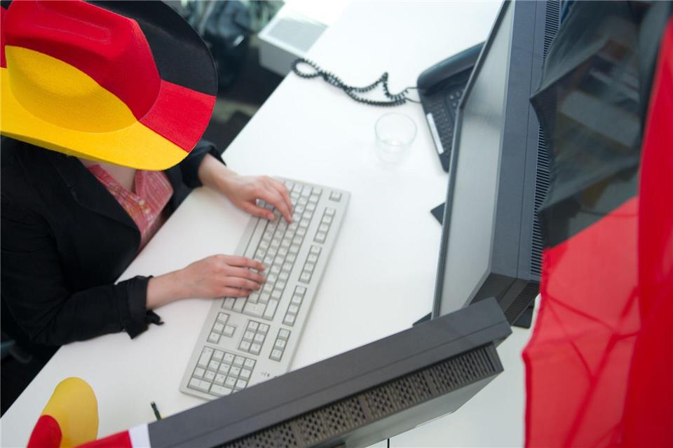 Fans haben es während der Arbeitszeit nicht leicht: Selbst das Mitverfolgen eines Live-Tickers gilt als Ablenkung und könnte untersagt werden.Andrea Warnecke/dpa-tmn