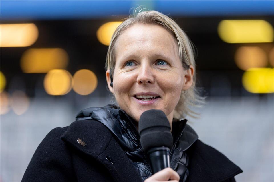 Fans hören dank eines Funkmikrofons, was Werder-Trainerin Friederike Kromp während des Spiels gegen den 1. FC Köln sagt. (Archivbild)    Philipp Szyza/dpa