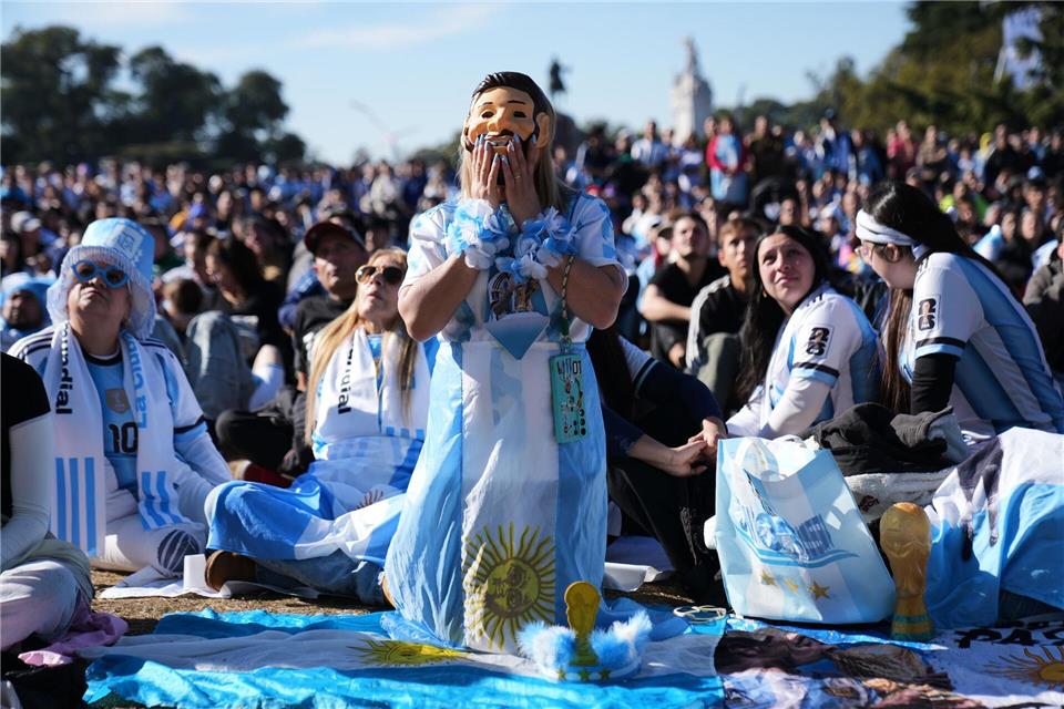 Fans in Buenos Aires verfolgen die Übertragung des Spiels.Rodrigo Abd/AP/dpa