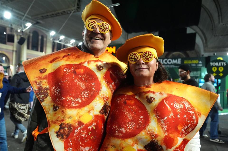Fans in Kostümen posieren für Fotos am ersten Tag der Paddy Power World Darts Championship im Alexandra Palace in London.Adam Davy/PA Wire/dpa