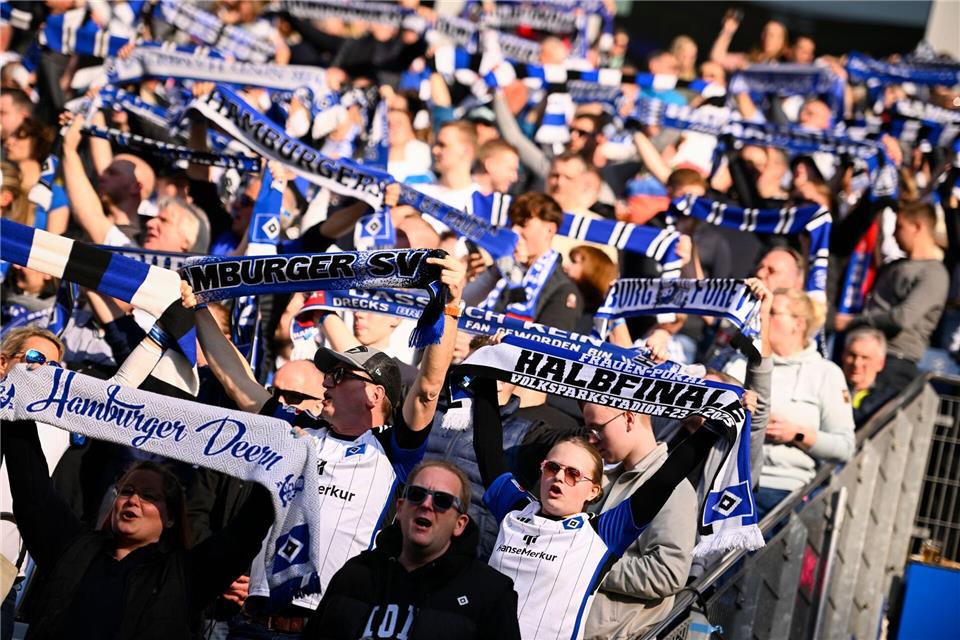 Fans jubeln den Frauen des HSV zu. (Archiv)Gregor Fischer/dpa