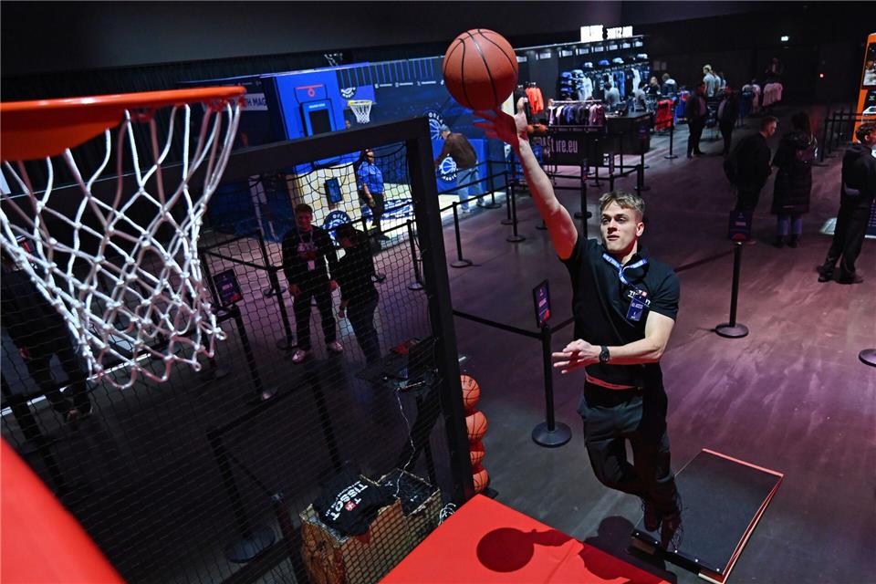 Fans can try out many games.Elisa Schu/dpa