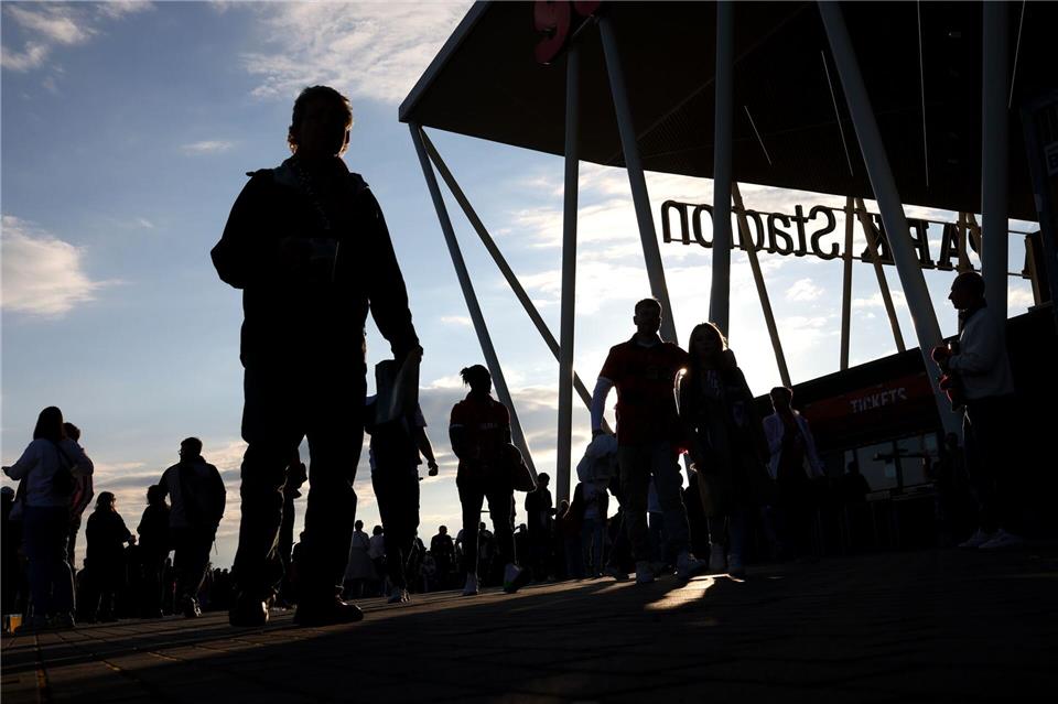 Fans kommen zum Stadion zu dem Europa League Spiel zwischen SC Freiburg - SC Braga in Freiburg im Breisgau.Philipp von Ditfurth/dpa