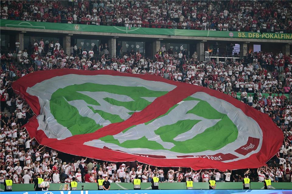 Fans protestieren beim Pokalfinale gegen den DFB. Sebastian Gollnow/dpa