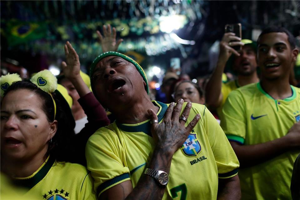 Fans reagieren bei einer WM-Public-Viewing-Veranstaltung in Rio, nachdem Brasilien das erste Tor im Spiel gegen Haiti erzielt hat.Bruna Prado/AP/dpa