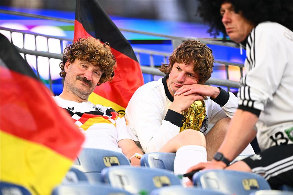 Fans reagieren nach dem Spiel.Tom Weller/dpa