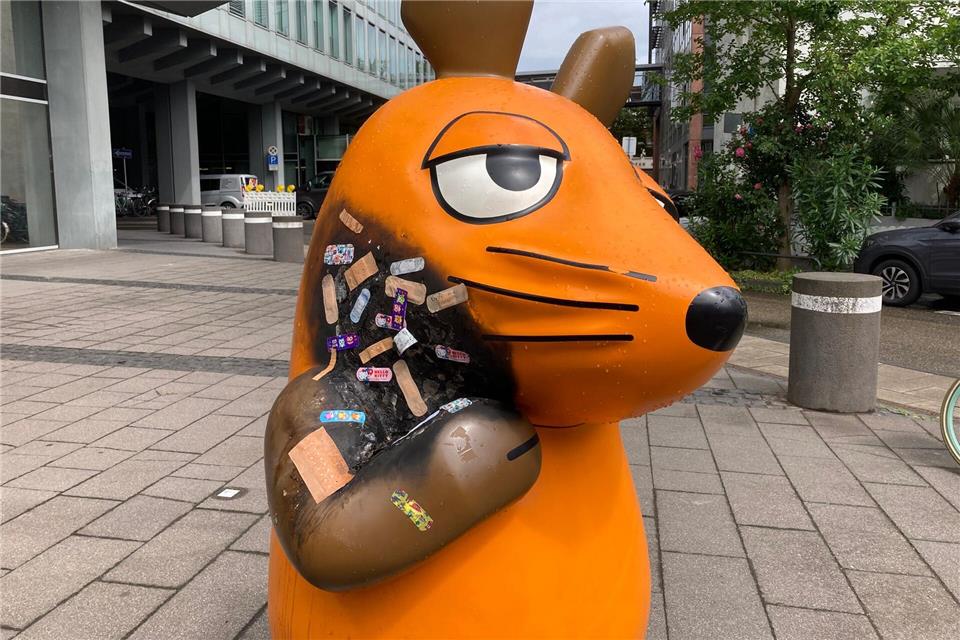 Suche nach Maus-Brandstiftern dauert an Fans verarzteten den Kinderstar nach dem mutmaßlichen Angriff. Inzwischen ist die beliebte Figur repariert worden. (Archivbild)Jonas-Erik Schmidt/dpa