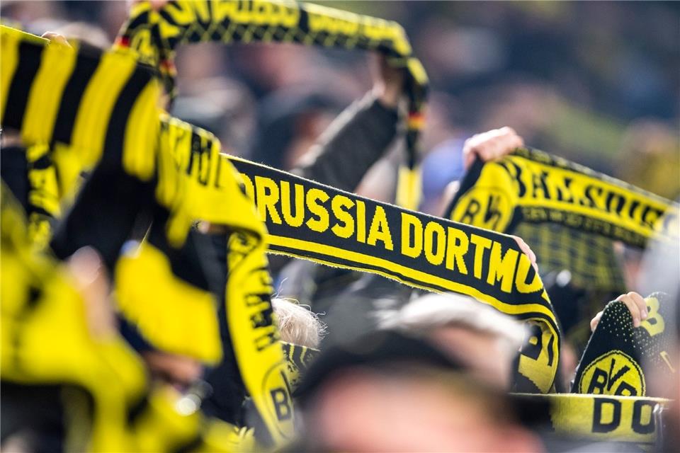 Fans vom Borussia Dortmund feuern ihre Mannschaft an.