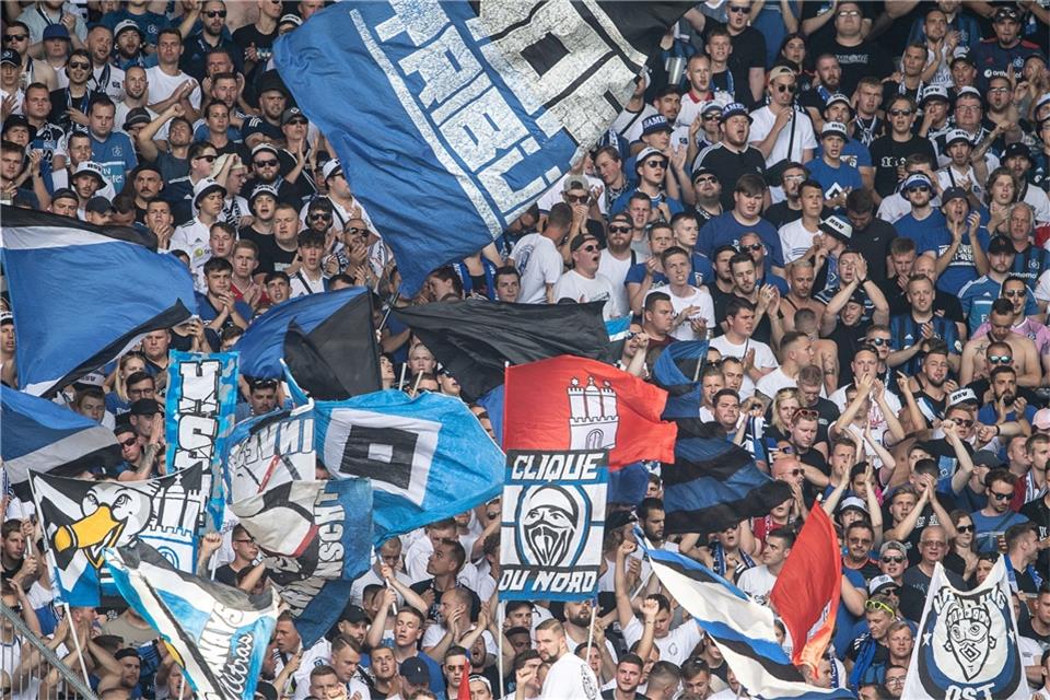 Fans vom HSV schwenken Flaggen.