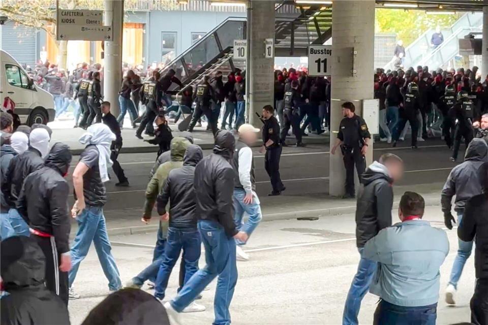 Fans von Bayern und Stuttgart liefern sich eine Schlägerei in der Nähe der Allianz Arena.-/EinsatzReport24/dpa