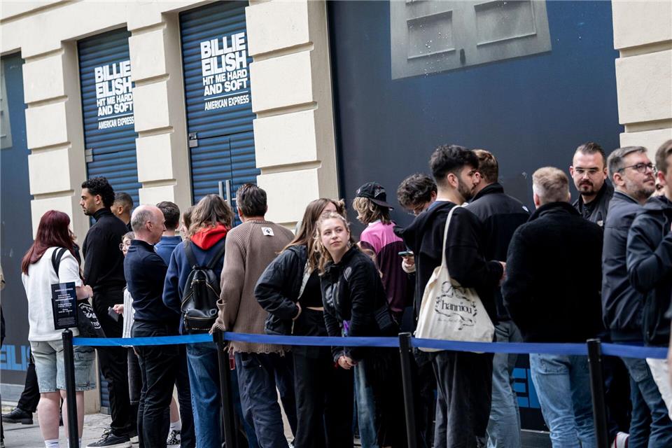 Fans von Billie Eilish kurz vor ihrem Treffen mit ihrem Idol.Fabian Sommer/dpa