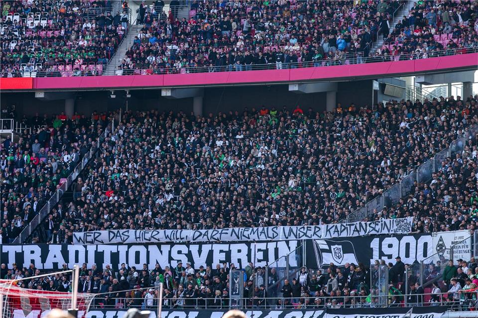 Fans von Borussia Mönchengladbach mit einem Banner über den künftigen Leipziger Reitz.Jan Woitas/dpa
