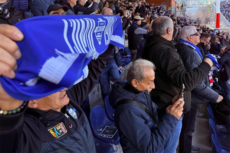 Fans von Como. (Archivbild)Christoph Sator/dpa