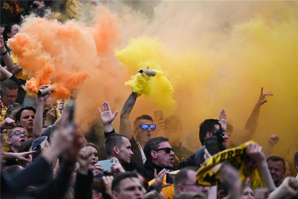 Fans von Dymano Dresden feierten im Mai ausgelassen den Aufstieg. (Archivbild) Robert Michael/dpa
