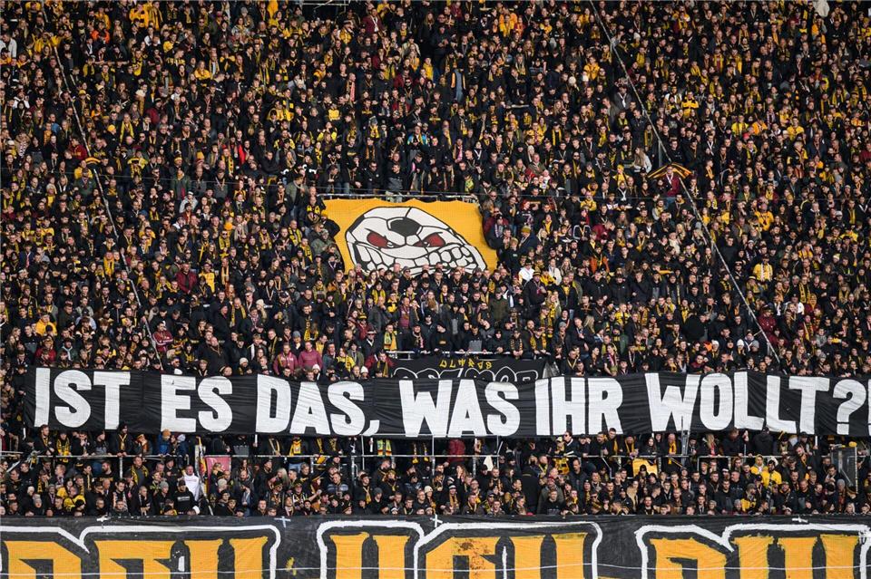Fans von Dynamo Dresden protestierten schweigend gegen die geplanten schärferen Sicherheitsauflagen in Stadien. (Archivbild)Robert Michael/dpa
