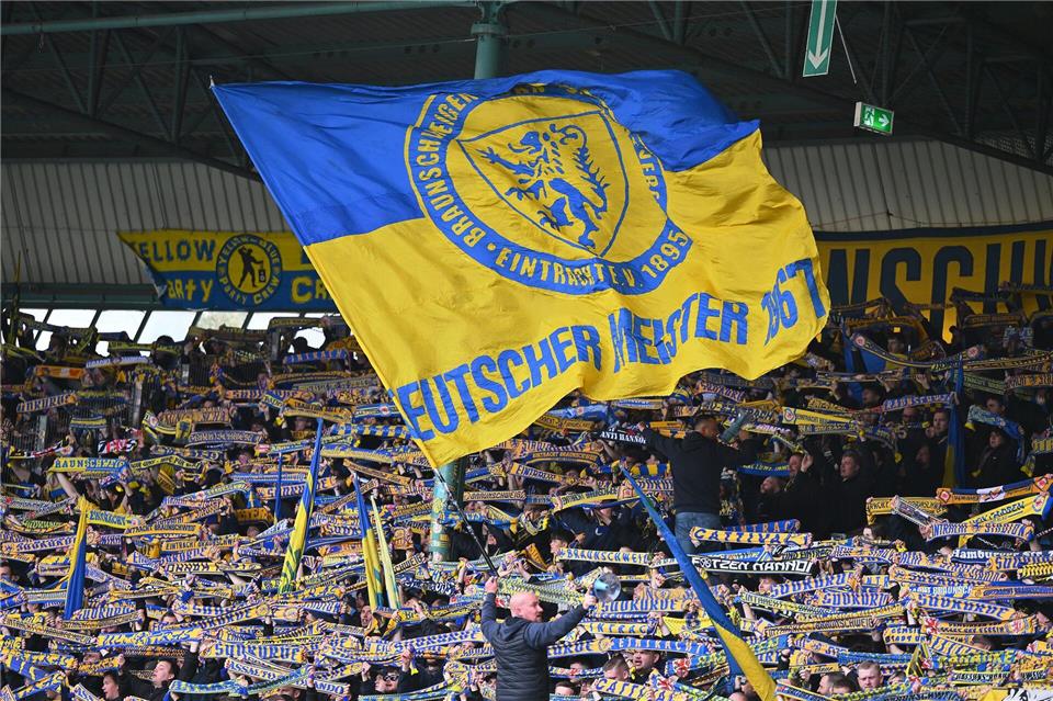 Fans von Eintracht Braunschweig. (Archivbild)Swen Pförtner/dpa