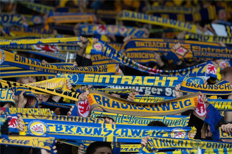 Fans von Eintracht Braunschweig. (Archivbild)Swen Pförtner/dpa