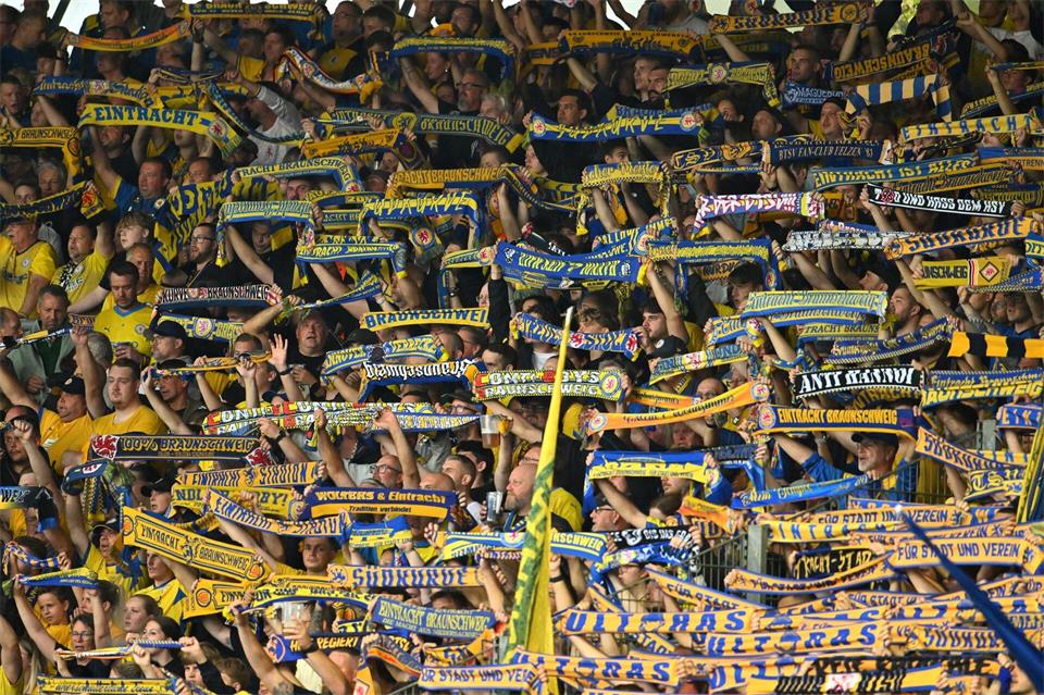 Fans von Eintracht Braunschweig beim Spiel gegen Hertha BSC. Swen Pförtner/dpa