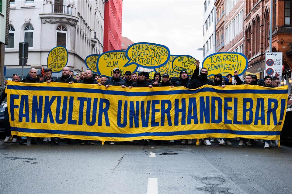 Fans von Eintracht Braunschweig haben gegen die Einschränkungen für Gästefans im Derby gegen Hannover 96 protestiert.Alicia Windzio/dpa