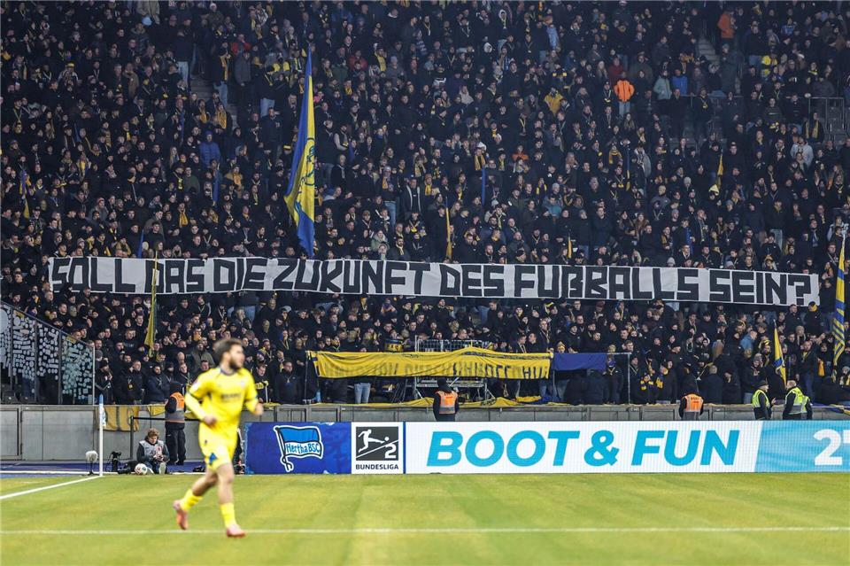 Fans von Eintracht Braunschweig haben protestiert.Andreas Gora/dpa