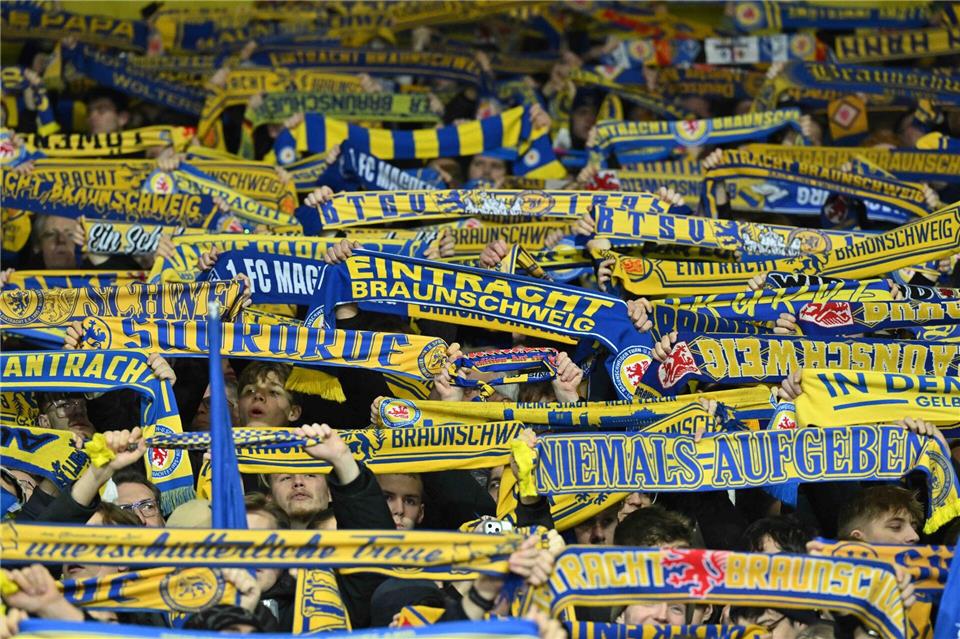 Fans von Eintracht Braunschweig.Swen Pförtner/dpa