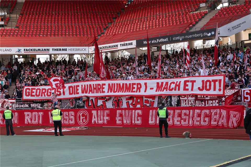 Fans von Fortuna Düsseldorf erinnern beim Spiel in Nürnberg an den gestorbenen früheren Torwart Georg Koch. (Archivbild)Daniel Löb/dpa