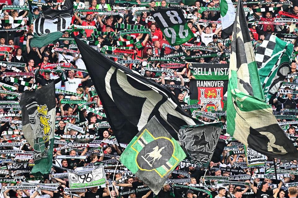 Fans von Hannover 96 beim Pokalspiel in Bremen.Sina Schuldt/dpa