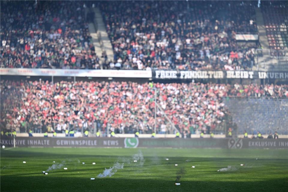 „Das geht gar nicht“: Kind und Behrens kritisieren 96-Fans  Fans von Hannover 96 warfen beim Spiel gegen Eintracht Braunschweig Feuerwerkskörper auf das Spielfeld.Swen Pförtner/dpa