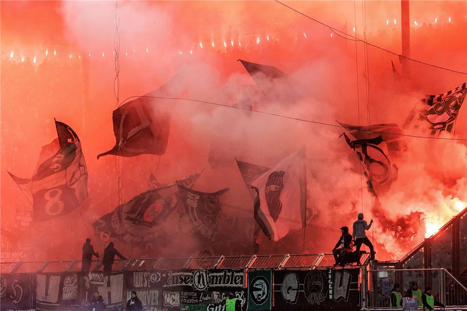 Fans von Hannover 96 zünden Pyrotechnik beim Spiel in Magdeburg. Andreas Gora/dpa