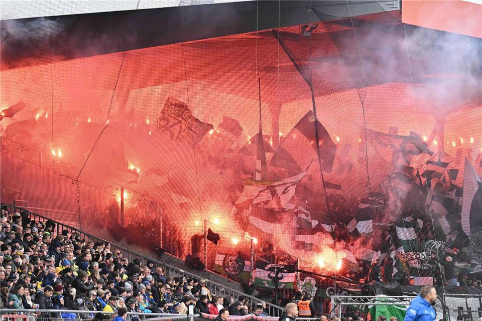 „Mit nichts zu entschuldigen“: Rote Karte entscheidet Derby Fans von Hannover 96 zünden beim Derby in Braunschweig Pyrotechnik.Swen Pförtner/dpa