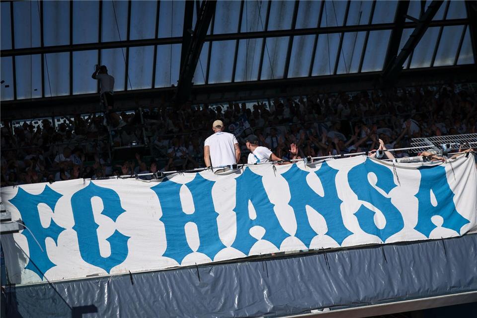 Fans von Hansa Rostock mit Banner im Spiel. (Archiv)Christian Charisius/dpa