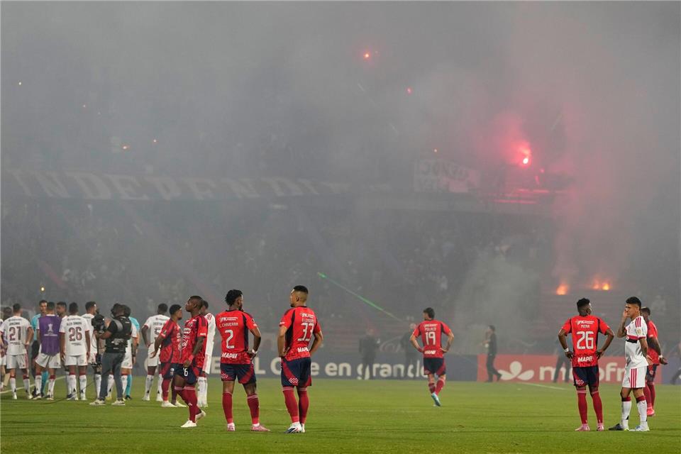 Fans von Medellin sorgen für den Spielabbruch. Fernando Vergara/AP/dpa