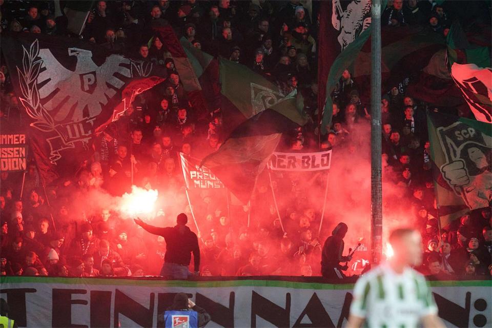 Fans von Preußen Münster zünden bengalische Feuer in der Kurve. (Archivbild)Bernd Thissen/dpa