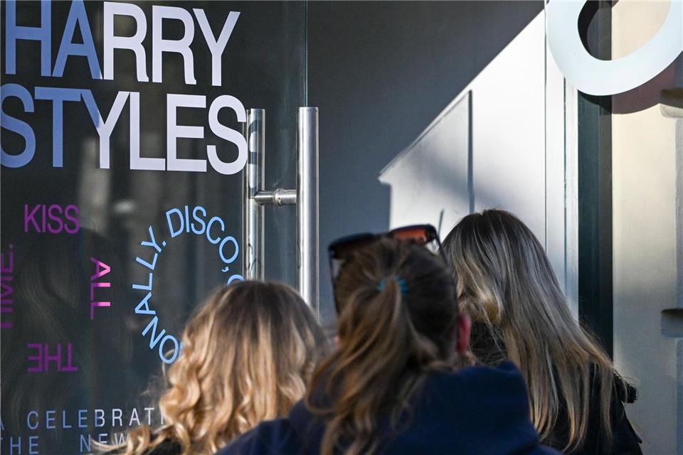 Fans warteten schon vor Öffnung des Pop-up-Stores.Jens Kalaene/dpa