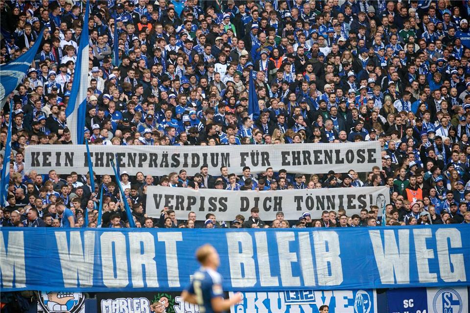 Fans zeigen Transparente mit der Aufschrift: „Kein Ehrenpräsidium für Ehrenlose. Verpiss dich Tönnies!“.Bernd Thissen/dpa