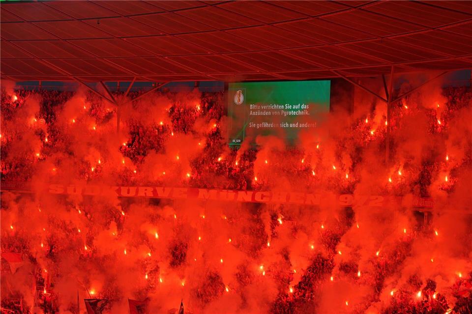 Fans zünden beim DFB-Pokalfinale Pyrotechnik. Soeren Stache/dpa