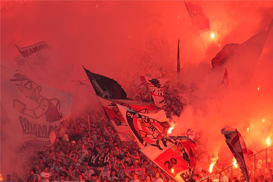 Fans zünden beim Pokalfinale Pyrotechnik. Michael Kappeler/dpa