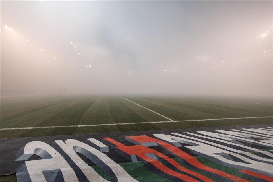 Fans zündeten Pyrotechnik, das Spiel war zeitweise unterbrochen.Andreas Gora/dpa