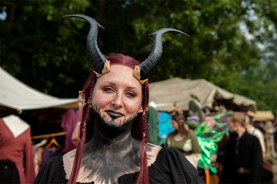 Fantasievolle Kostüme wie von Sarah Tegelbekkers als Tiefling gehören zum Festival dazu.