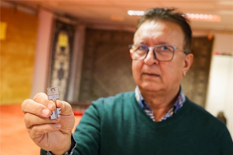 Faqir Malyar mit seinem Schließfachschlüssel - das Geld darin ist weg.Christoph Reichwein/dpa