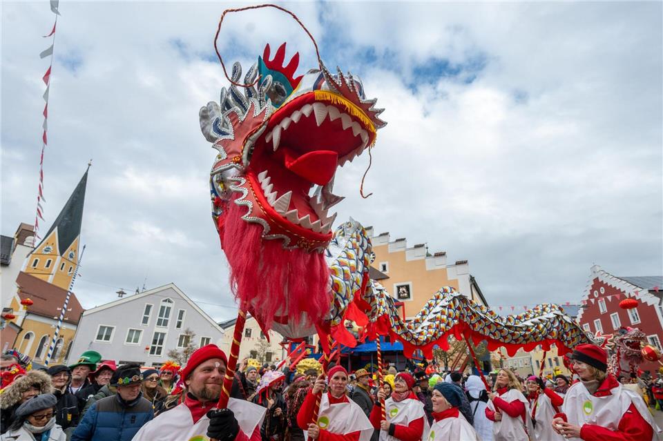 Farbenfroh kostümiert wird Dietfurt jedes Jahr zu „Bayerisch China“. Armin Weigel/dpa