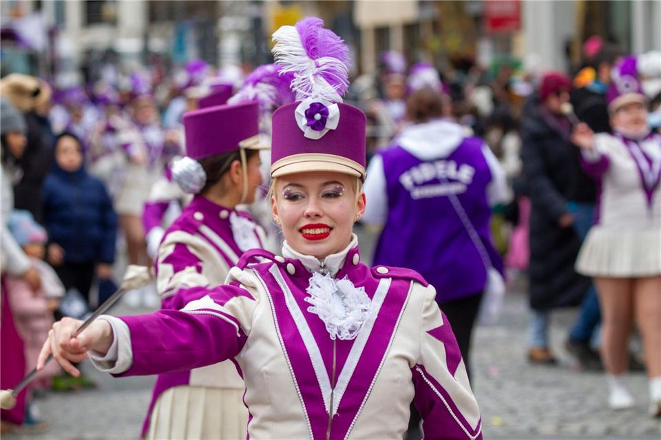 Farbenfrohe Kostüme beim Frankfurter Fastnachtsumzug. Helmut Fricke/dpa